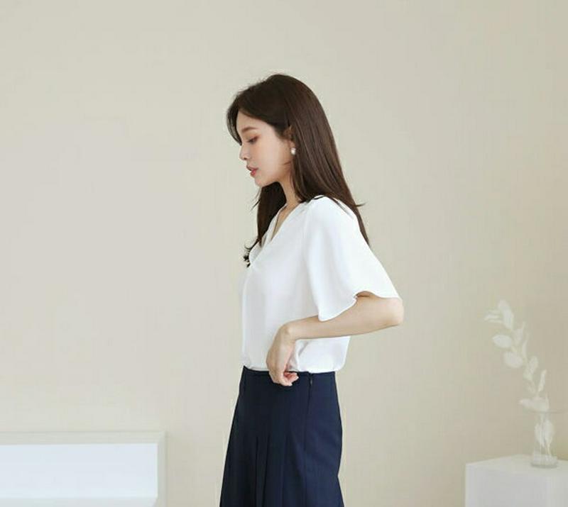 【全品10%OFF】≪人気商品再入荷≫Vネックツイストブラウス・全3色・b62814 レディース【bl】【韓国 ファッション トップス ブラウス 半袖 ハーフスリーブ Vネック ツイスト フレア フェミニン 春 夏】【ハイホリHIHOLLI】