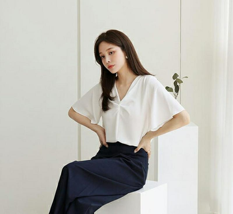 【全品10%OFF】≪人気商品再入荷≫Vネックツイストブラウス・全3色・b62814 レディース【bl】【韓国 ファッション トップス ブラウス 半袖 ハーフスリーブ Vネック ツイスト フレア フェミニン 春 夏】【ハイホリHIHOLLI】