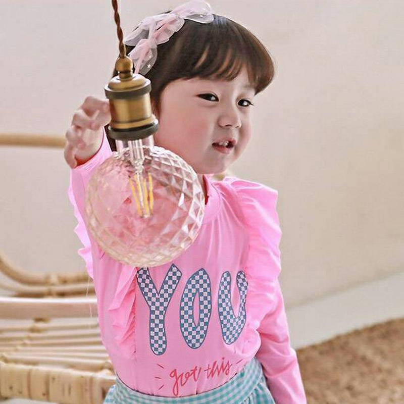 YOUフリルラッシュガードTシャツ p003791・キッズ 【3~8才】【bw】【韓国 ファッション 水着 ラッシュガード スイムウェア 水遊び プール 海 日焼け防止 日除け 単品 速乾 トップス 長袖 フリル ロゴ 女の子 子供 子供服 小学生 ジュニア 夏】【KIDS】