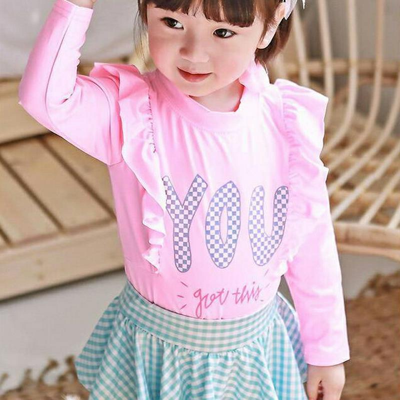 YOUフリルラッシュガードTシャツ p003791・キッズ 【3~8才】【bw】【韓国 ファッション 水着 ラッシュガード スイムウェア 水遊び プール 海 日焼け防止 日除け 単品 速乾 トップス 長袖 フリル ロゴ 女の子 子供 子供服 小学生 ジュニア 夏】【KIDS】