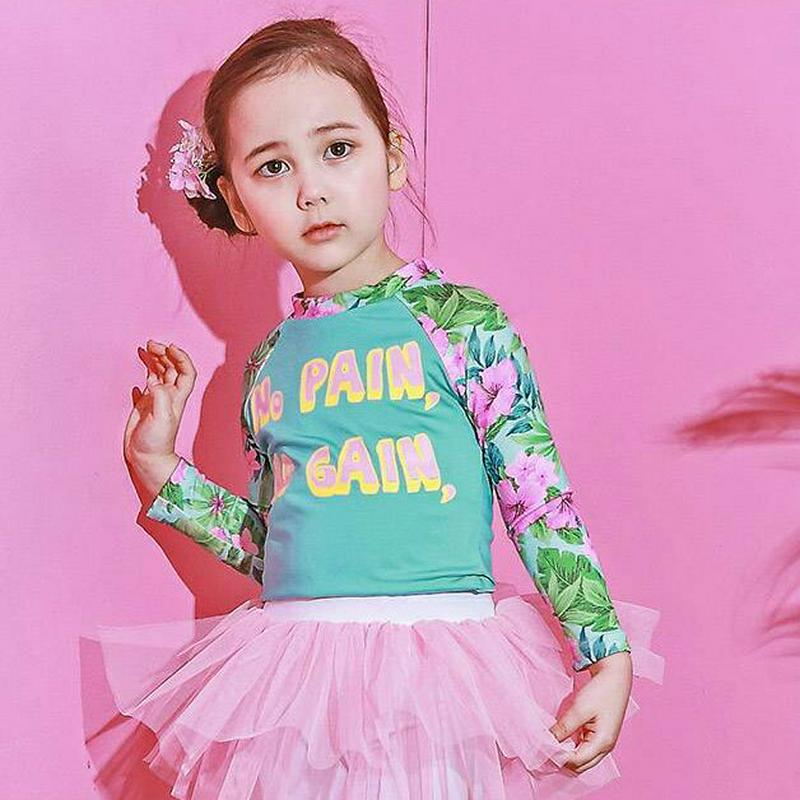 英字フラワースリーブラッシュガードTシャツ p003428・キッズ 【3~8才】【bw】【韓国 ファッション 水着 ラッシュガード スイムウェア 水遊び プール 海 日焼け防止 日除け 単品 速乾 トップス 長袖 ロゴ ハワイアン 子供 子供服 ジュニア 夏】【KIDS】