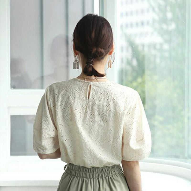 ≪人気商品再入荷≫フラワーアイレットレースブラウス・全2色・b62984 レディース【bl】 韓国ファッション トップス ブラウス 半袖 ハーフスリーブ アイレット レース 総レース 二の腕カバー 花柄 大人 フェミニン 春 夏 ハイホリHIHOLLI