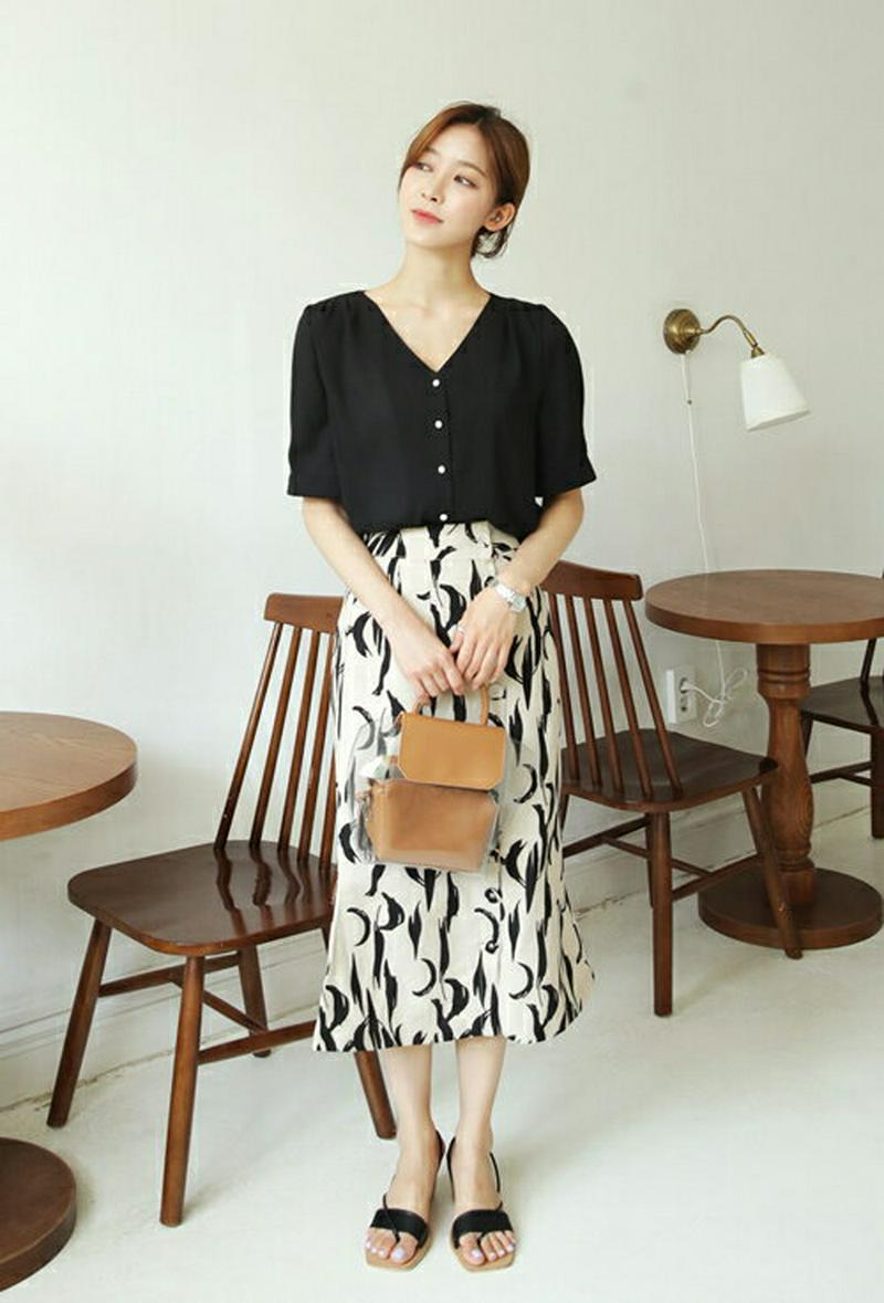 ≪人気商品再入荷≫パールボタンVネックブラウス・全2色・t52741 レディース【bl】 人気 トップス ブラウス 半袖 Vネック パールボタン パール 大人 カジュアル デコルテ 夏 ハイホリHIHOLLIbl企画
