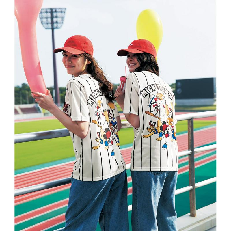 【まだまだ暑い日にぴったり！】【ユニセックス】ユニフォーム風Ｔシャツ「ミッキー＆フレンズ」（ディズニー）