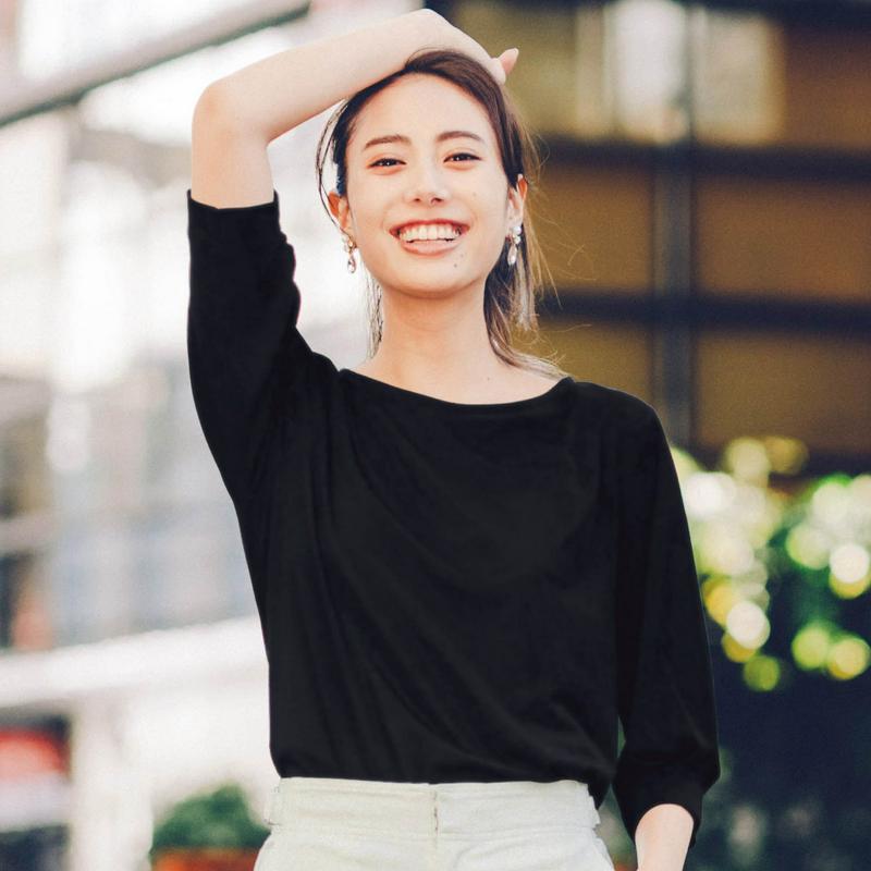 きれいな黒が続くブラックタックスリーブカットソー