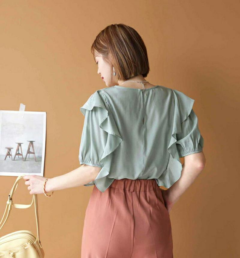 【全品10%OFF】サイドフリルブラウス・全2色・e47757 レディース【bl】【韓国 ファッション トップス ブラウス 半袖 パフスリーブ フリル ラウンドネック 光沢 生地 フェミニン シンプル 単色 大人 春 夏】