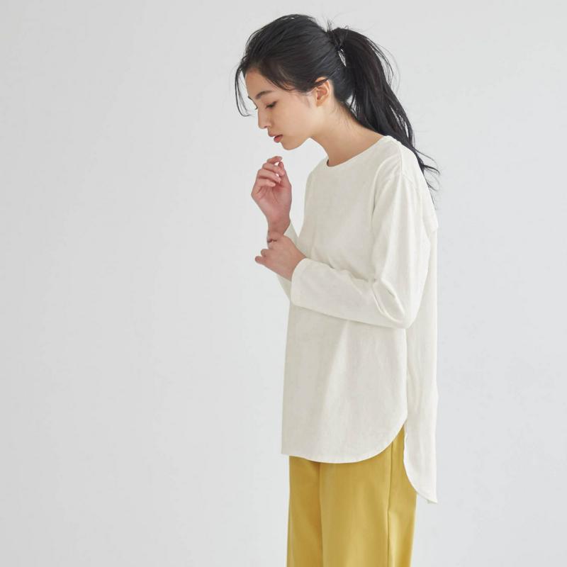 後ろサテン使いロングスリーブＴシャツ【汚れにくい白】（フェール アン カラン／FAIRE UN CALIN）