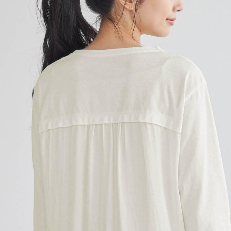 後ろサテン使いロングスリーブＴシャツ【汚れにくい白】（フェール アン カラン／FAIRE UN CALIN）