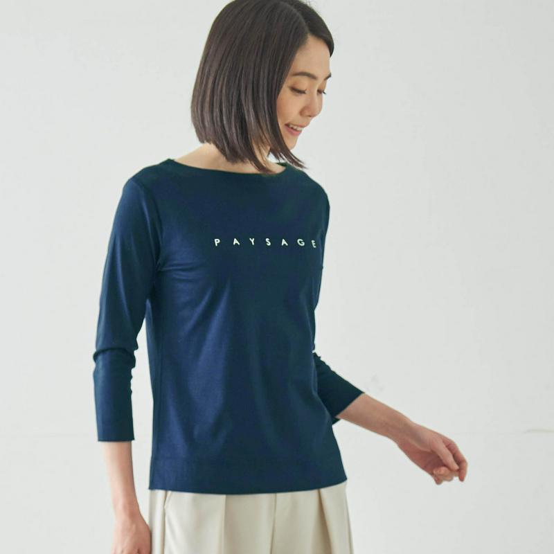ボートネックロゴＴシャツ（花笑むとき／hana emu toki）