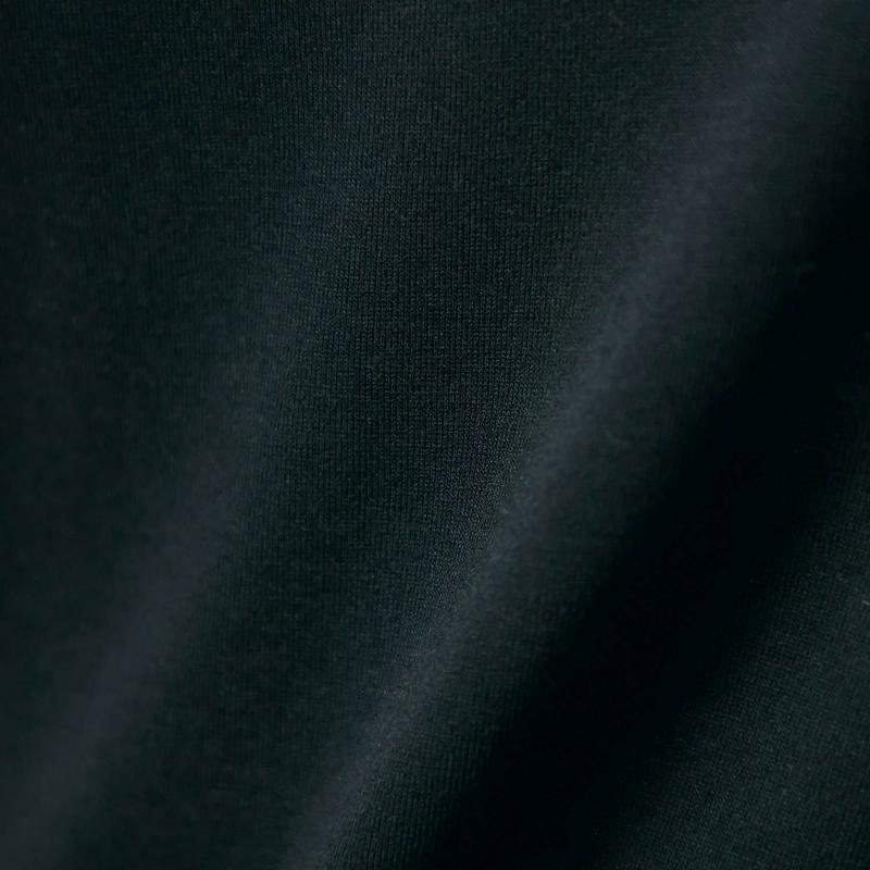 きれいな黒が続く後ろボウタイブラックカットソー
