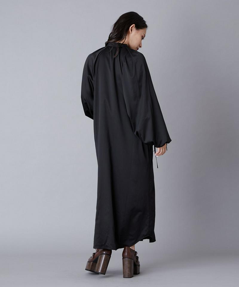 サテンロングワンピース