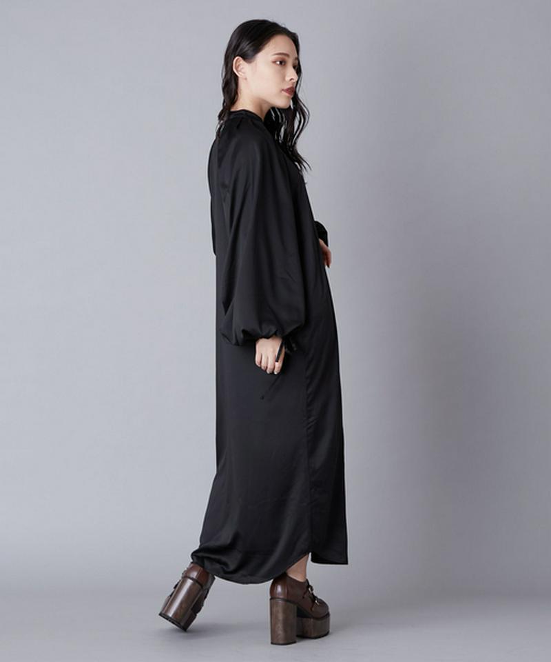 サテンロングワンピース