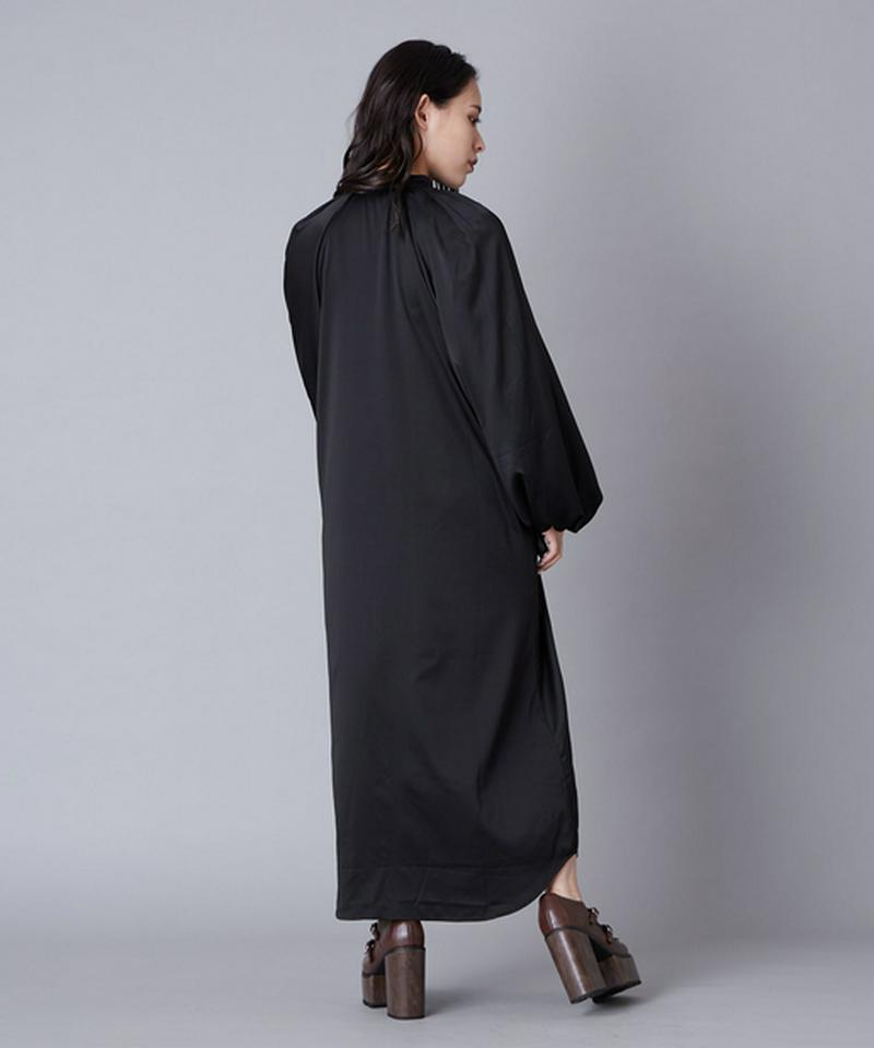 サテンロングワンピース