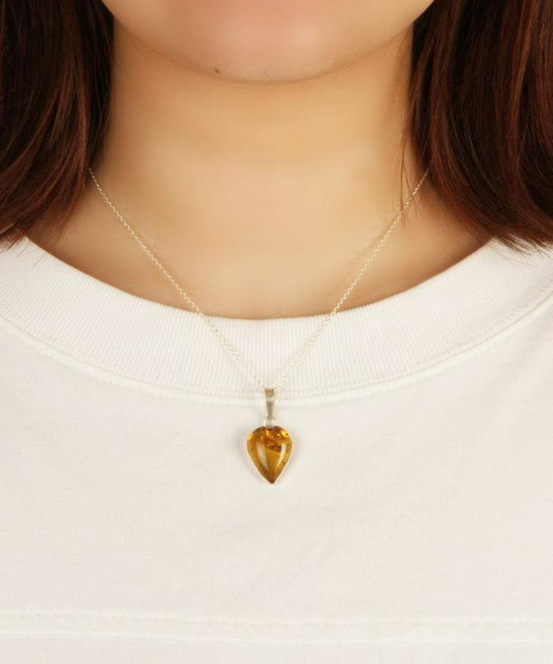 【メキシコ買付】アンバー枠付き花びら型ネックレス（1点もの）