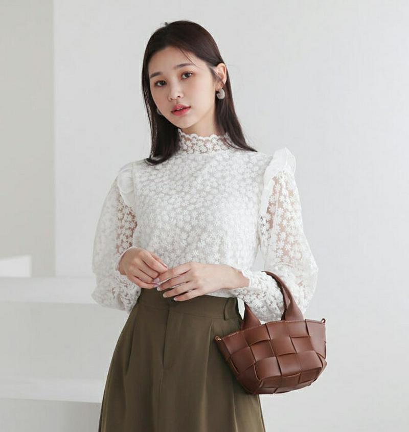 【只今セール】スカラップ刺繍シアーブラウス・全1色・e60746 レディース【bl】【韓国 ファッション トップス ブラウス ロングスリーブ 長袖 ハーフネック シアー シースルー 透け感 スカラップ フリル フローラル 刺繍 大人 上品 フェミニン 春 秋】【TI】