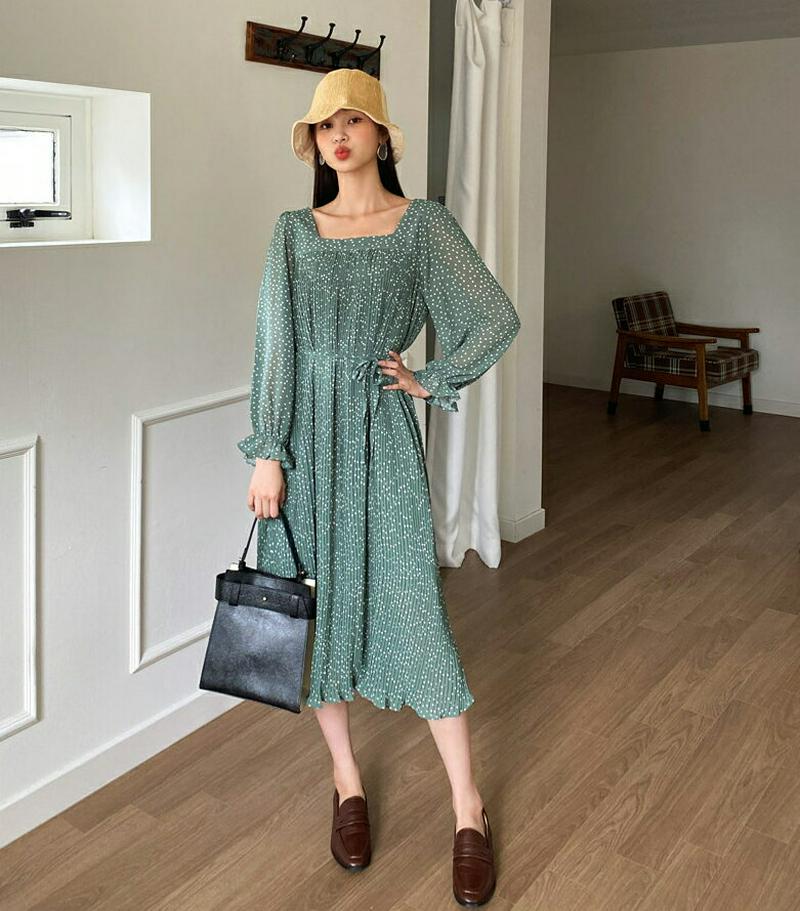 ストラップ付ドットプリーツワンピース・全3色・e60853 レディース【ops】 韓国 ファッション ワンピース ロングワンピース 長袖 ロングスリーブ スクエアネック 鎖骨 デコルテ ドット ドット柄 プリーツ プリーツワンピース ストラップ ガーリー 春 秋