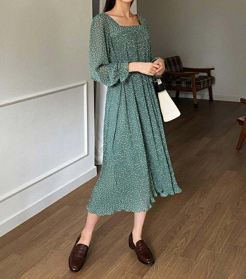 ストラップ付ドットプリーツワンピース・全3色・e60853 レディース【ops】 韓国 ファッション ワンピース ロングワンピース 長袖 ロングスリーブ スクエアネック 鎖骨 デコルテ ドット ドット柄 プリーツ プリーツワンピース ストラップ ガーリー 春 秋