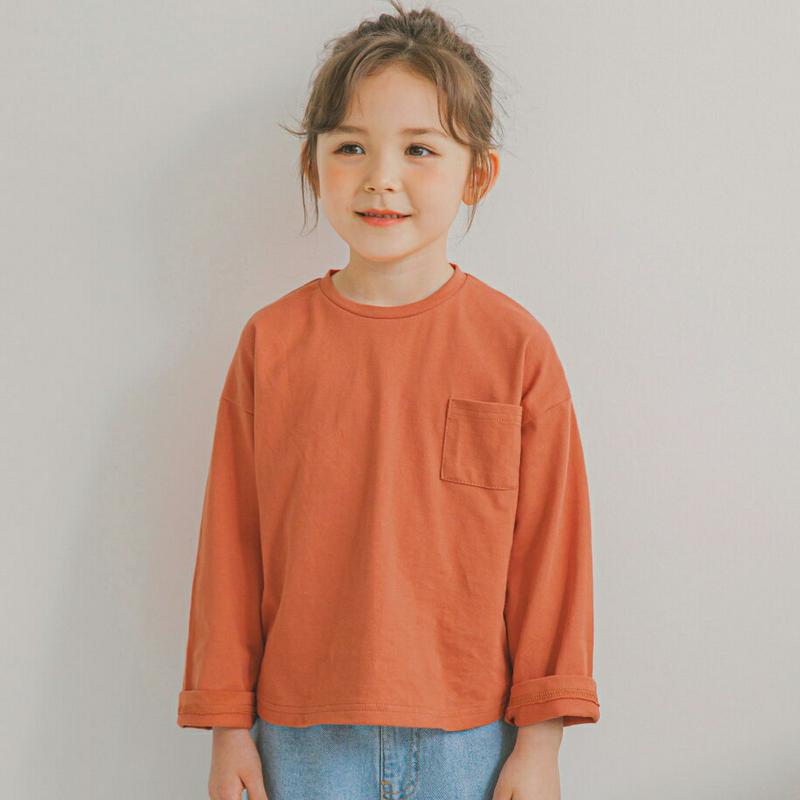 長袖ポケットTシャツ(オレンジ)・p005759 キッズ【3~8才】【tops】【トップス Tシャツ 長袖 ロンT 単色 無地 無地T シンプル カジュアル ベーシック ポケット 春 秋 女の子 男の子 韓国 韓国子供服 子供 こども 子供服 こども服】【KIDS】