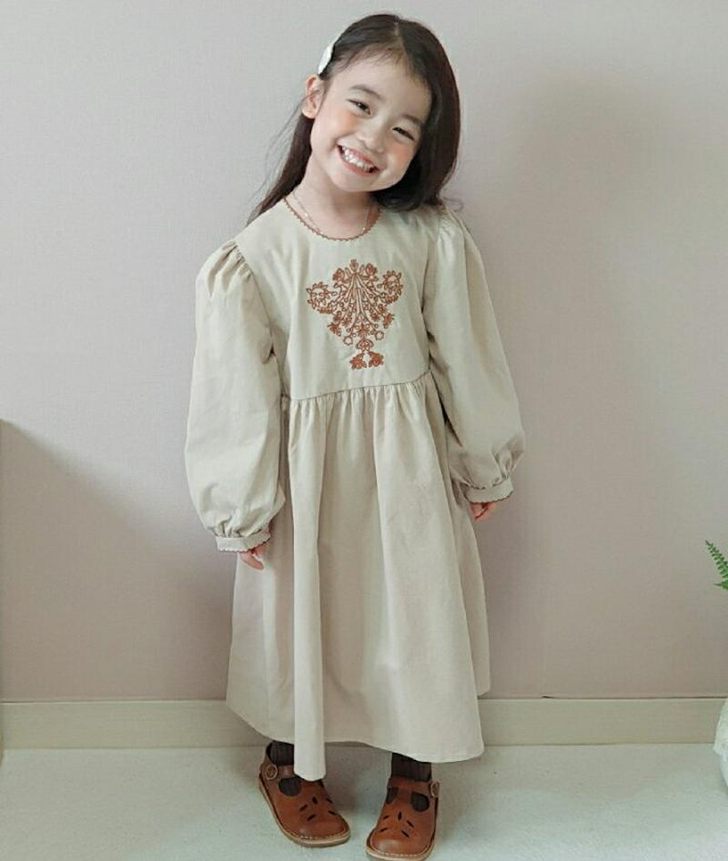 【新作10%OFF】刺繍ポイントワンピース・u06562 キッズ【3~8才】【ops】【ワンピース ロング ロングワンピース 長