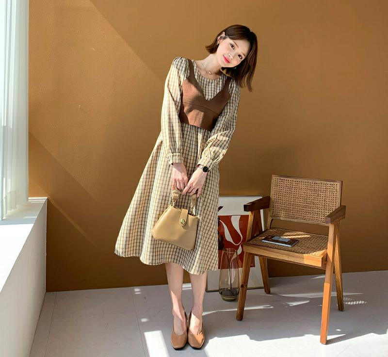 【只今10%OFF】ビスチェ付チェックワンピース・全2色・e60868 レディース【ops】【韓国 ファッション ワンピース ロングワンピース セット セット商品 パフスリーブ 長袖 ラウンドネック チェック柄 シャーリング ビスチェ付 Vネック クロップド丈 かわいい ガーリー 秋】