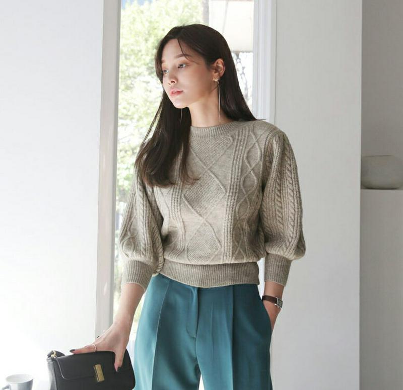 【只今10%OFF】ツイストパフニット・全3色・b64559 レディース【tops】【韓国 ファッション トップス ニット ニットトップス パフスリーブ 七分丈 七分袖 7分丈 ツイスト ラウンドネック ケーブルニット カジュアル 大人 かわいい 秋 冬】【ハイホリHIHOLLI】