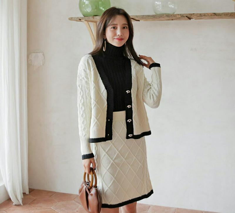 配色カーディガン&スカートSET・全2色・e61536 レディース【ops】【韓国 ファッション セットアップ setup カーディガン ショート丈 Vネック ボタン ミディ丈 ミディスカート ウエストゴム 配色 Hライン シンプル 大人 上品 フェミニン 秋 冬】