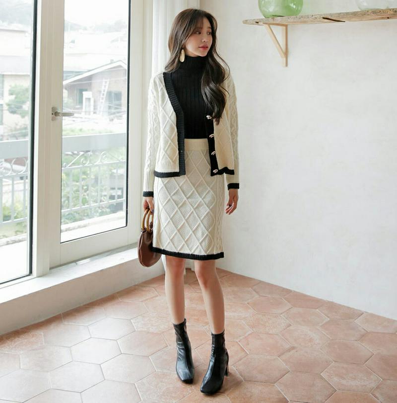 配色カーディガン&スカートSET・全2色・e61536 レディース【ops】【韓国 ファッション セットアップ setup カーディガン ショート丈 Vネック ボタン ミディ丈 ミディスカート ウエストゴム 配色 Hライン シンプル 大人 上品 フェミニン 秋 冬】