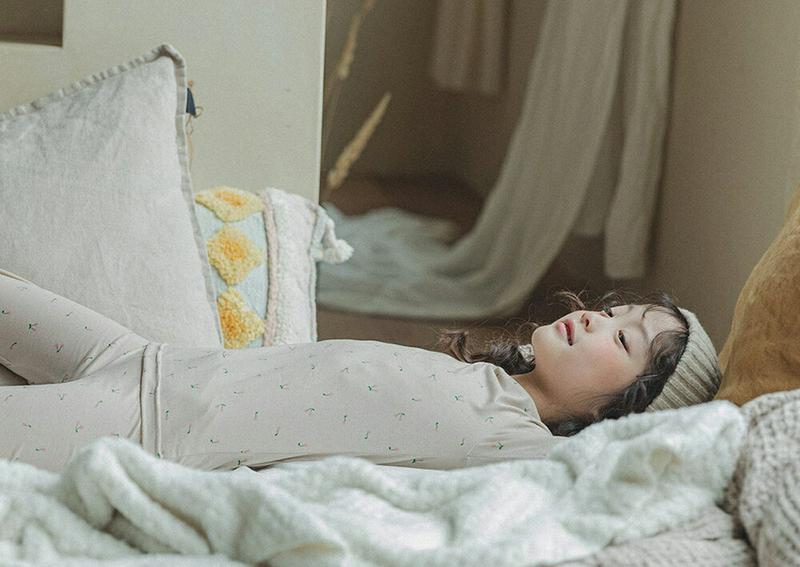 起毛チェリーパジャマSET(ベージュ)・p008245 キッズ【3~8才】【uw】【パジャマ 部屋着 ルームウェア トップス パンツ 起毛 さくらんぼ サクランボ 可愛い かわいい 女の子 男の子 冬 韓国 韓国子供服 子供 こども 子供服 こども服】【KIDS】