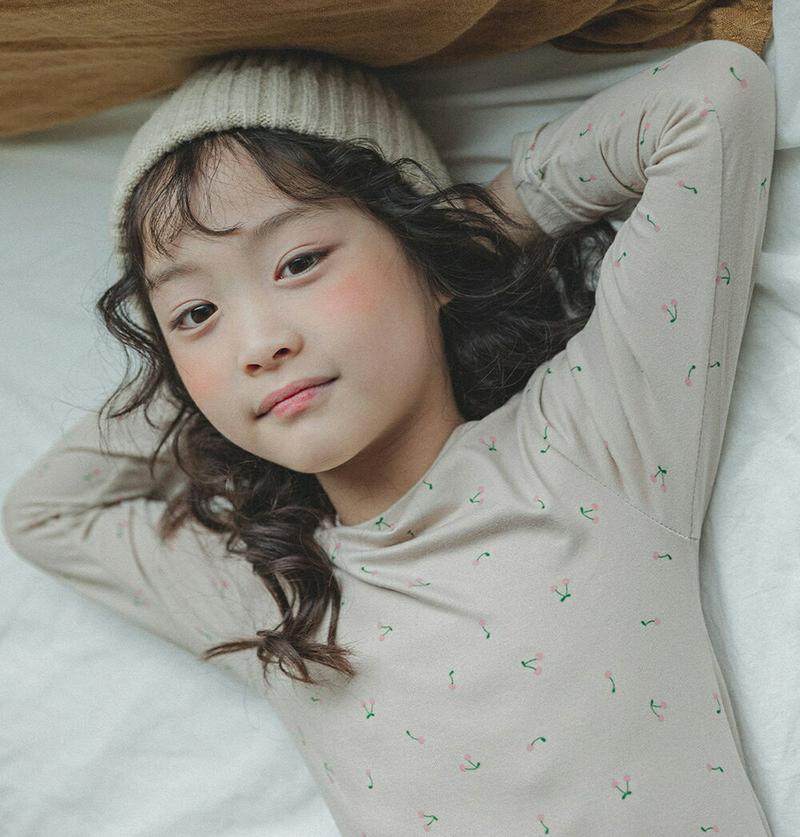 起毛チェリーパジャマSET(ベージュ)・p008245 キッズ【3~8才】【uw】【パジャマ 部屋着 ルームウェア トップス パンツ 起毛 さくらんぼ サクランボ 可愛い かわいい 女の子 男の子 冬 韓国 韓国子供服 子供 こども 子供服 こども服】【KIDS】