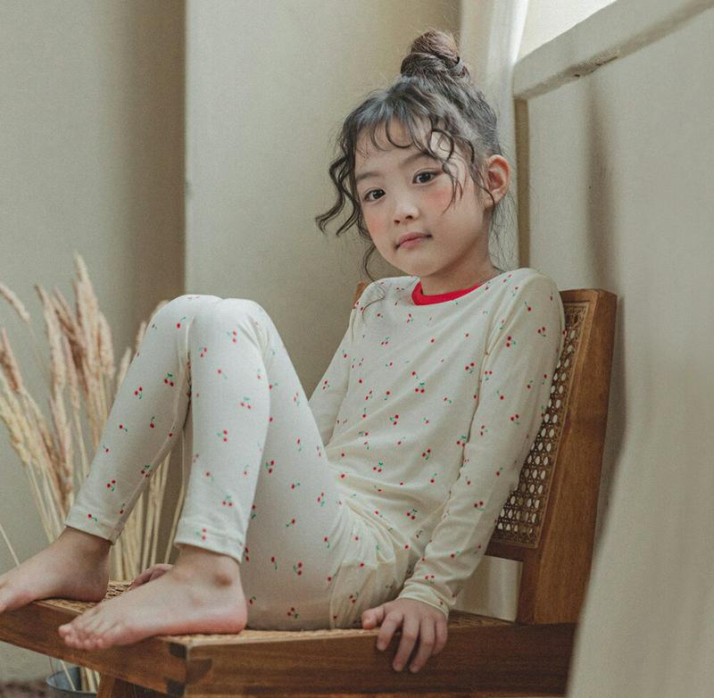 起毛チェリーパジャマSET(アイボリー)・p008244 キッズ【3~8才】【uw】【パジャマ 部屋着 ルームウェア トップス パンツ 起毛 さくらんぼ サクランボ 可愛い かわいい 女の子 男の子 冬 韓国 韓国子供服 子供 こども 子供服 こども服】【KIDS】