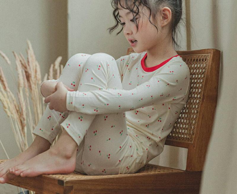 起毛チェリーパジャマSET(アイボリー)・p008244 キッズ【3~8才】【uw】【パジャマ 部屋着 ルームウェア トップス パンツ 起毛 さくらんぼ サクランボ 可愛い かわいい 女の子 男の子 冬 韓国 韓国子供服 子供 こども 子供服 こども服】【KIDS】