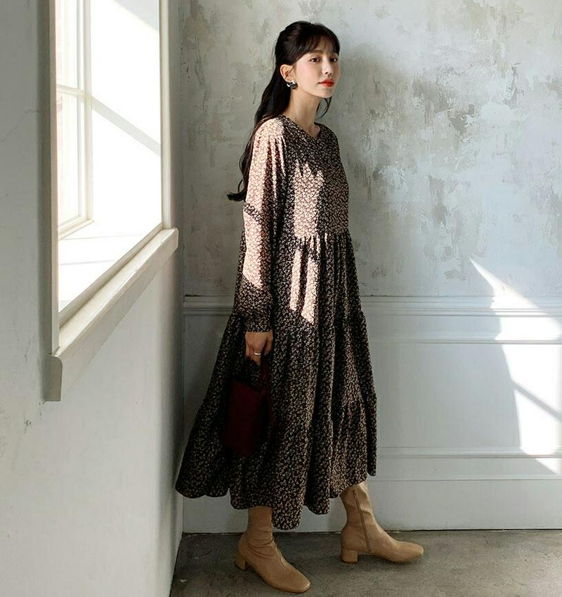 ストラップ付ティアード花柄ワンピース・全2色・b56218 レディース【ops】【韓国 ファッション ワンピース ロングワンピース 長袖 ロングスリーブ ラウンドネック ティアード シフォン 花柄 小花柄 ストラップ 大人 ゆったり 体型カバー 秋 冬】