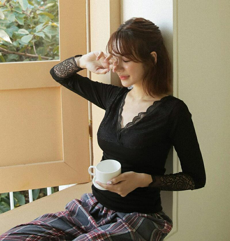裏起毛レースポイントインナーTシャツ・全2色・e44276 レディース【uw】【韓国 ファッション インナー インナーウェア Tシャツ インナーTシャツ 長袖 ロングスリーブ Vネック 裏起毛 レース スリム 透け感 シアー 大人】