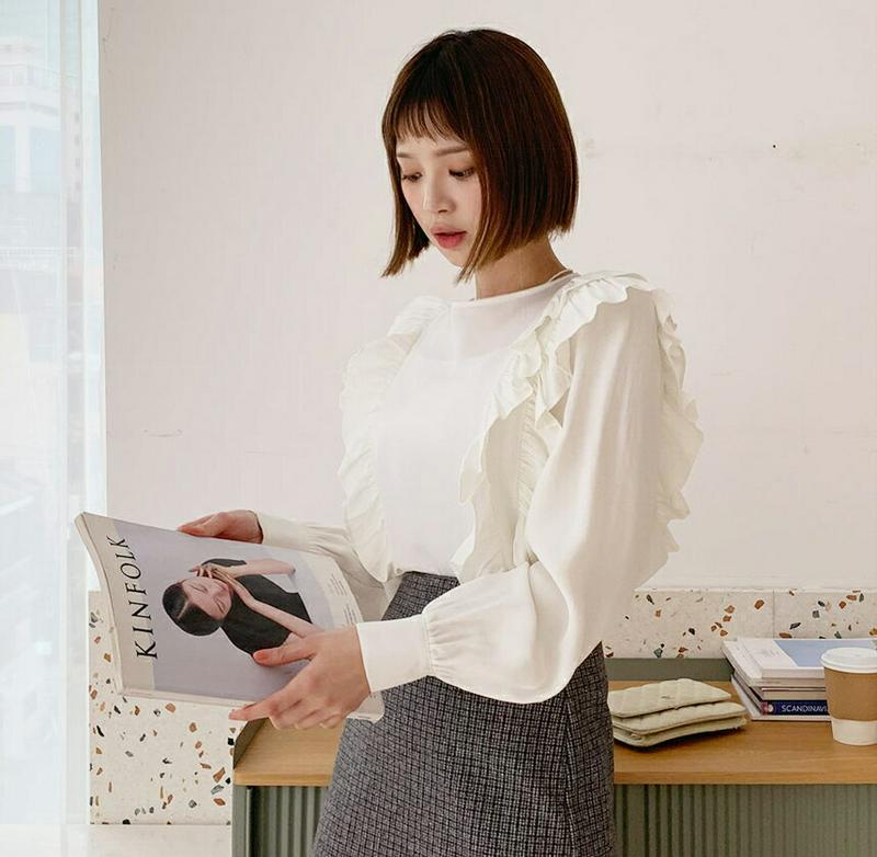 【新作10%OFF】ショルダーフリルブラウス・全3色・b61798 レディース【bl】【韓国 ファッション トップス ブラウス ロングスリーブ 長袖 ラウンドネック フリル ショルダー 肩 スリット ラウンドヘム 大人 上品 フェミニン 秋 冬】