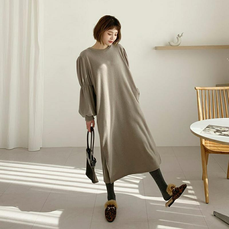 【只今15%OFF】起毛ギャザースリーブワンピース・全2色・t61882 レディース【ops】【韓国 ファッション ワンピース ロングワンピース 長袖 ギャザー 起毛 ラウンドネック Hライン スリット シンプル 単色 無地 カジュアル ゆったり 秋 冬】