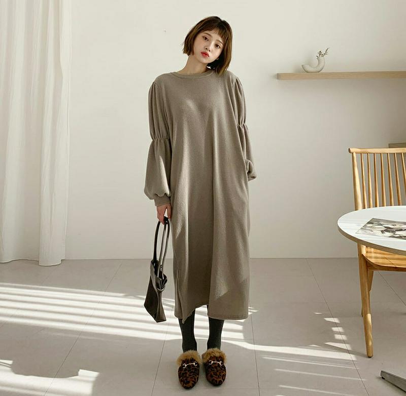 【只今15%OFF】起毛ギャザースリーブワンピース・全2色・t61882 レディース【ops】【韓国 ファッション ワンピース ロングワンピース 長袖 ギャザー 起毛 ラウンドネック Hライン スリット シンプル 単色 無地 カジュアル ゆったり 秋 冬】