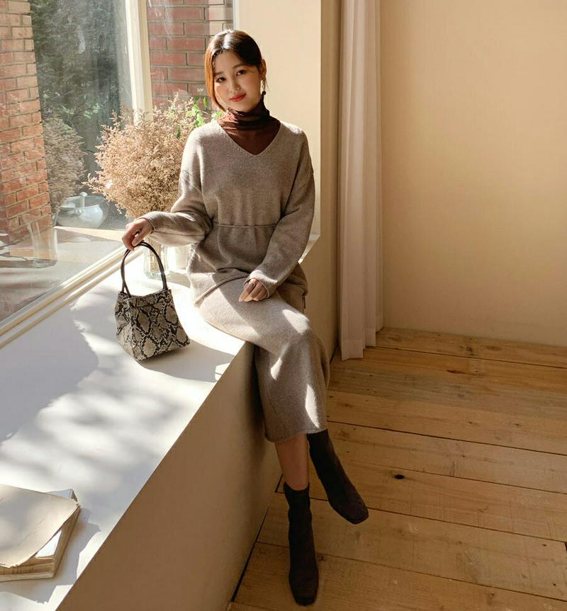 【只今15%OFF】ストラップ付Vネックニット&スカートSET・全2色・t64513 レディース【ops】【韓国 ファッション セットアップ setup ニット 長袖 Vネック 鎖骨 デコルテ スカート ロングスカート Hライン スリット ストラップ シンプル 単色 無地 大人 上品 秋 冬】