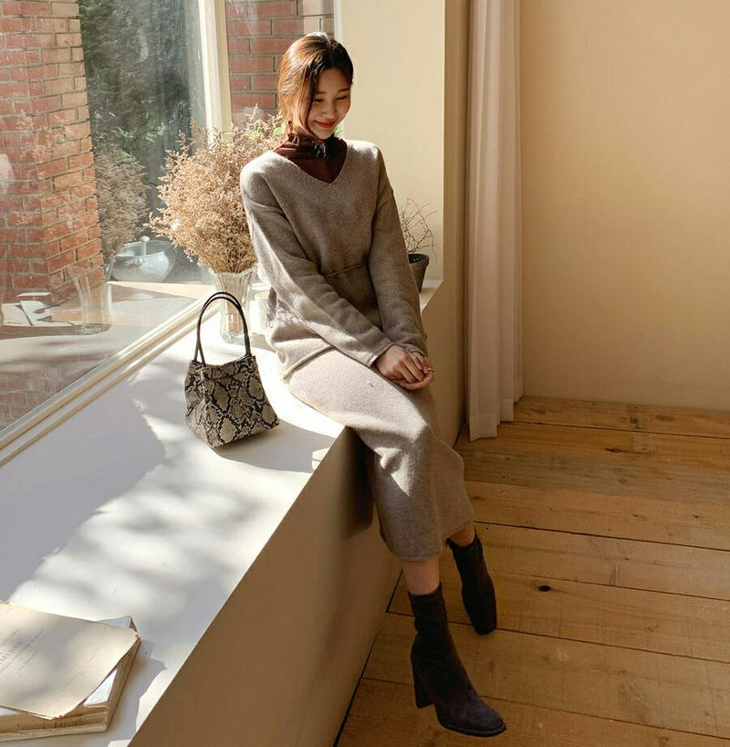 【只今15%OFF】ストラップ付Vネックニット&スカートSET・全2色・t64513 レディース【ops】【韓国 ファッション セットアップ setup ニット 長袖 Vネック 鎖骨 デコルテ スカート ロングスカート Hライン スリット ストラップ シンプル 単色 無地 大人 上品 秋 冬】