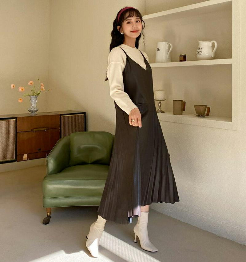 【只今15%OFF】レザー調プリーツキャミワンピース・全2色・t64509 レディース【ops】【韓国 ファッション ワンピース ロングワンピース スリーブレス キャミソール キャミワンピース Vネック レザー調 プリーツ シンプル ゆったり 大人 上品 秋 冬】