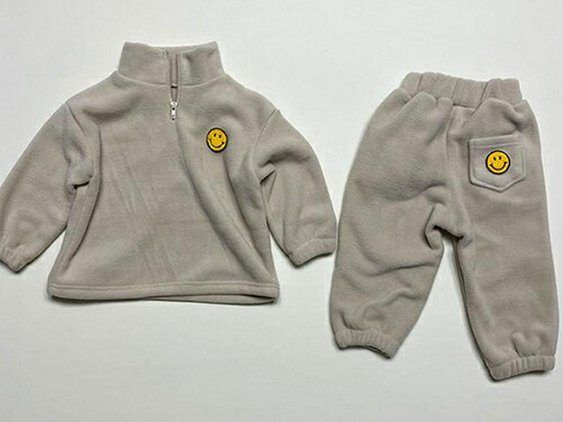 【キッズ30%OFF】スマイルフリーススウェット上下SET(kids)・u09106 キッズ 【3~8才】【SET】【韓国 ファッション セットアップ フリース 長袖 ハーフジップ ハイネック パンツ ロング ウエストゴム アウトドア キッズ 子供 子供服 幼稚園 通学 通園 低学年 秋 冬】【KIDS】