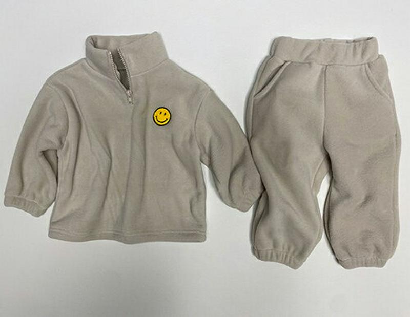 【キッズ20%OFF】スマイルフリーススウェット上下SET(junior)・u09105 キッズ 【9~17才】【SET】【韓国 ファッション セットアップ フリース 長袖 ハーフジップ ハイネック パンツ ロング 運動 アウトドア キッズ 子供 こども 子供服 通学 小学生 ジュニア 秋 冬】【KIDS】