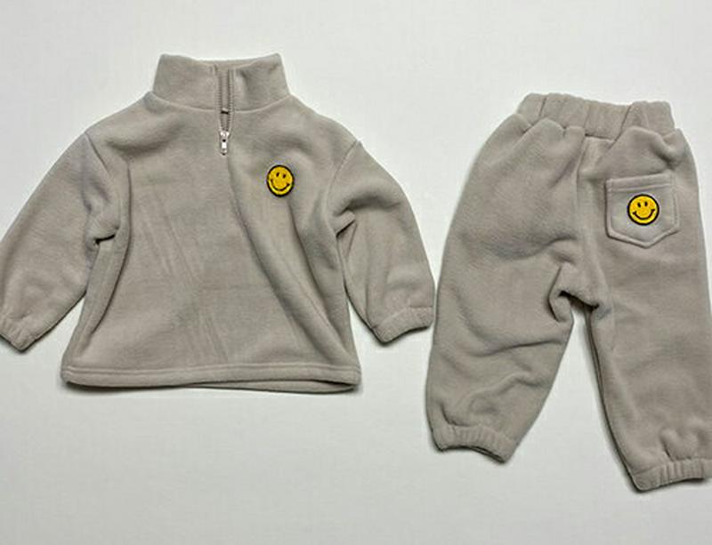【キッズ20%OFF】スマイルフリーススウェット上下SET(junior)・u09105 キッズ 【9~17才】【SET】【韓国 ファッション セットアップ フリース 長袖 ハーフジップ ハイネック パンツ ロング 運動 アウトドア キッズ 子供 こども 子供服 通学 小学生 ジュニア 秋 冬】【KIDS】