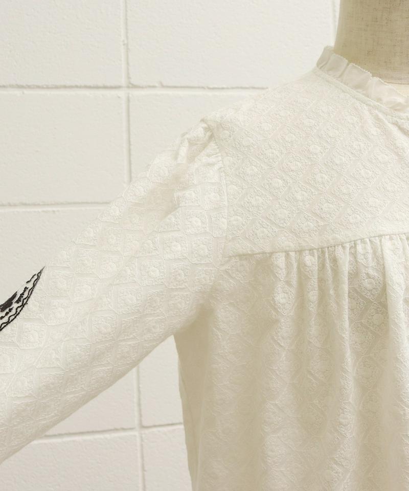 〇eiπe　刺繍生地×アップリケ刺繍　付け衿ギャザーブラウス（eiπe）