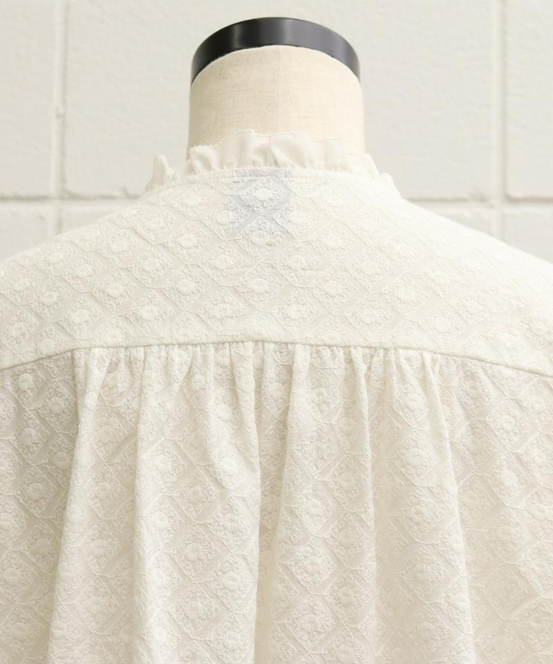〇eiπe　刺繍生地×アップリケ刺繍　付け衿ギャザーブラウス（eiπe）