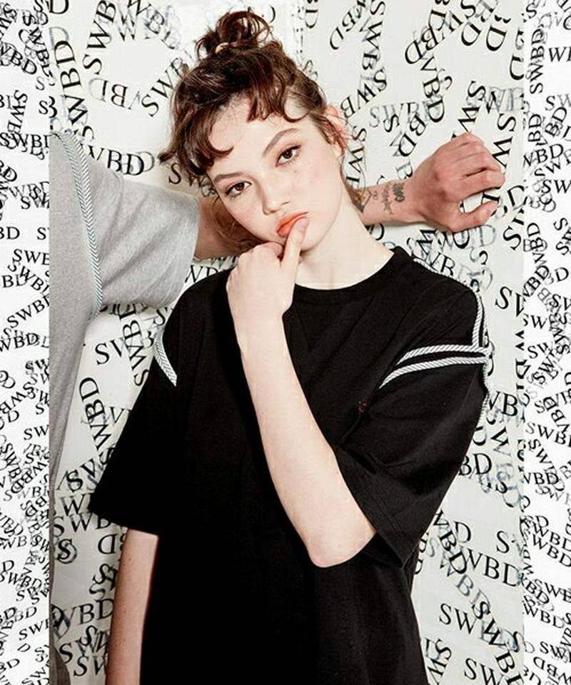 SWBD(ソーイングバウンダリーズ)テープデコレーションTシャツ 韓国 韓国ファッション トップス Tシャツ カットソー オーバーフィット ユニセックス ライン 半袖 レディース ファッション ソーイングバウンダリーズ 【あす楽】※メール便不可 ★