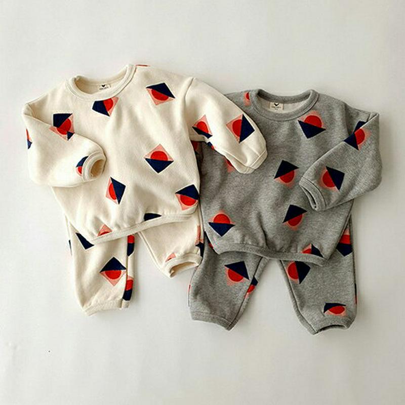 裏起毛トライアングルスウェット上下SET・u09376 キッズ【3~8才】【uw】【ルームウェア 部屋着 パジャマ セット set 上下 総柄 裏起毛 カジュアル トップス 長袖 パンツ ズボン 女の子 男の子 冬 韓国 韓国子供服 子供 こども 子供服 こども服】【KIDS】