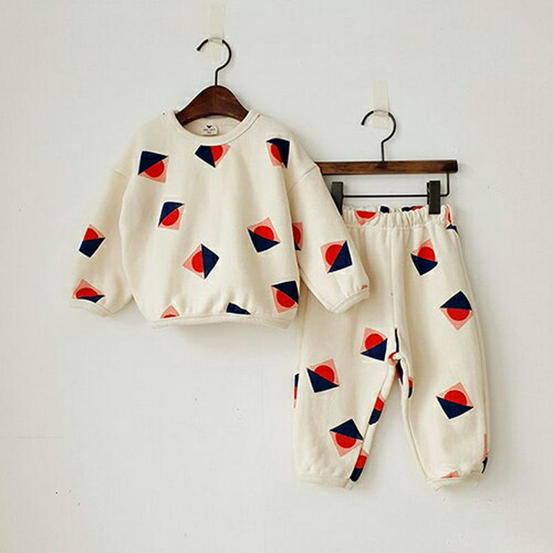 裏起毛トライアングルスウェット上下SET・u09376 キッズ【3~8才】【uw】【ルームウェア 部屋着 パジャマ セット set 上下 総柄 裏起毛 カジュアル トップス 長袖 パンツ ズボン 女の子 男の子 冬 韓国 韓国子供服 子供 こども 子供服 こども服】【KIDS】