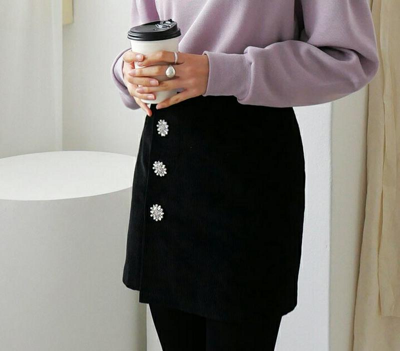 ビジューコーデュロイミニスカート・全2色・t64553 レディース 【sk】【韓国 ファッション ボトムス スカート ミニ ショート 台型 Hライン ラップ ビジュー キュービックボタン 無地 スリム 細身 カジュアル 秋 冬】