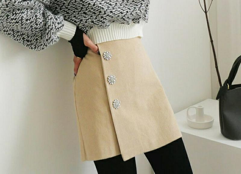 ビジューコーデュロイミニスカート・全2色・t64553 レディース 【sk】【韓国 ファッション ボトムス スカート ミニ ショート 台型 Hライン ラップ ビジュー キュービックボタン 無地 スリム 細身 カジュアル 秋 冬】