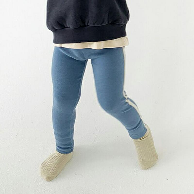 【只今20%OFF】ワンサイドラインレギンス・u09333 キッズ【3~8才】【pt】【レギンス パンツ ズボン ロングパンツ 長ズボン サイドライン ラインパンツ カジュアル ラフ スポティー 女の子 男の子 秋 冬 韓国 韓国子供服 子供 こども 子供服 こども服】【KIDS】